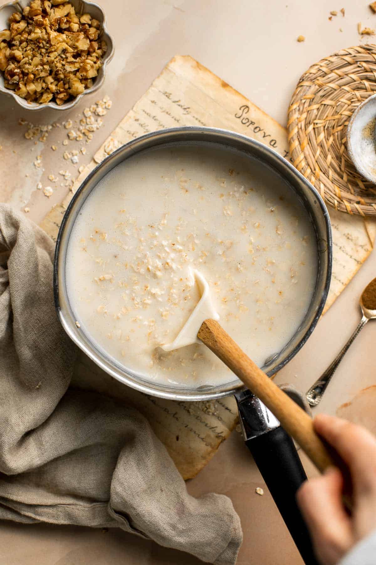 燕麦粥是一种健康、美味的早餐，温暖、舒适、舒适，适合所有年龄段。一个简单快捷的食谱可以让你在寒冷的早晨暖和起来。| aheadofthyme.com