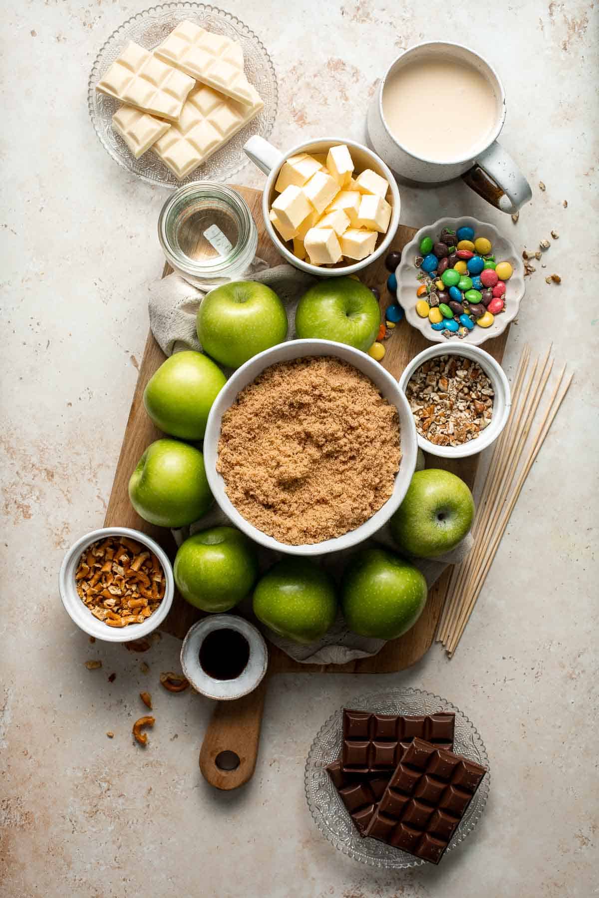 自制焦糖苹果香甜可口，制作起来也很有趣。有嚼劲的焦糖从头开始，覆盖着脆多汁的苹果，上面有可选的配料。| aheadofthyme.com