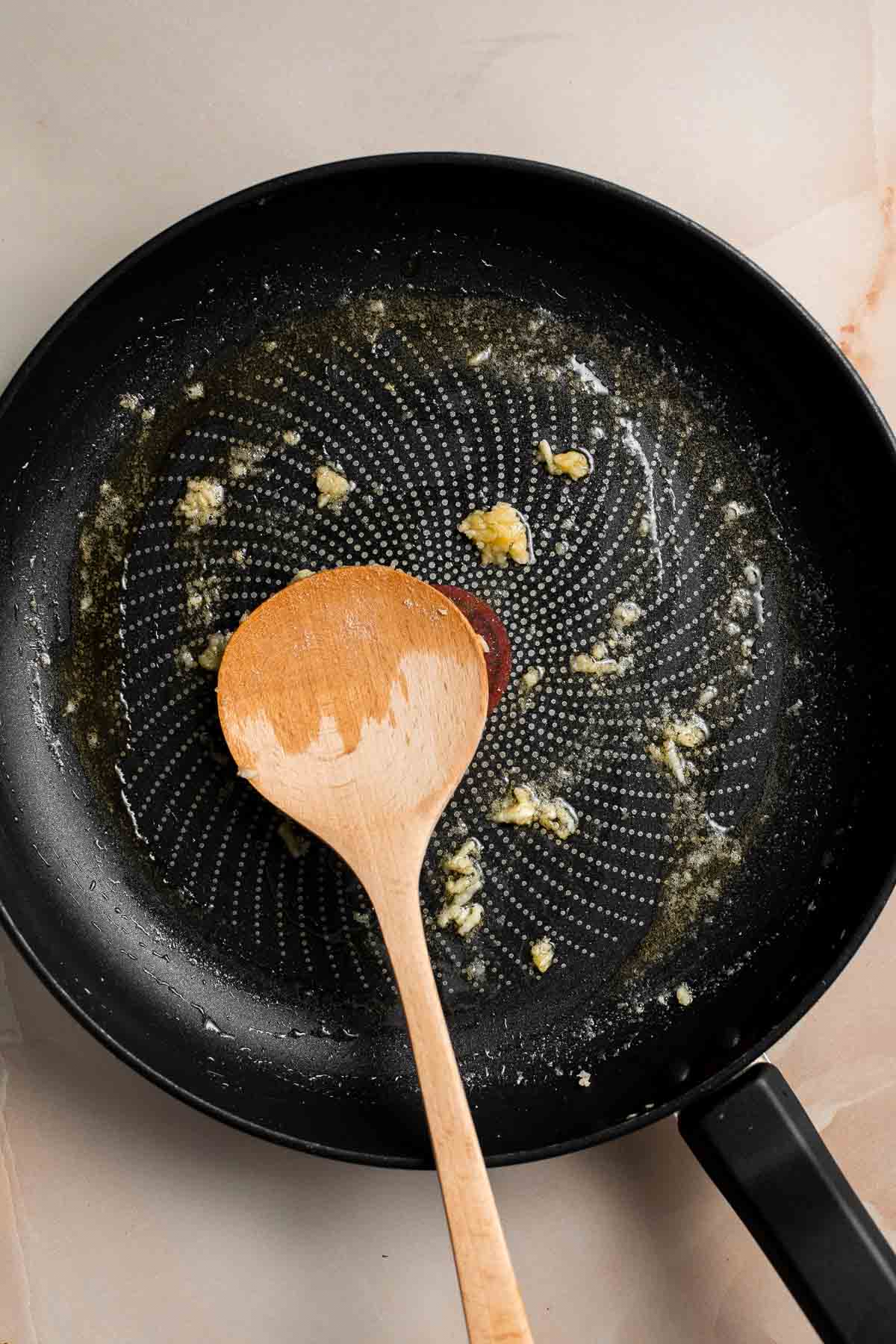 这道菠菜素食千层面有奶油味，奶酪味，很好吃。这道经典的意大利菜在素食版中升级为无肉版。| aheadofthyme.com