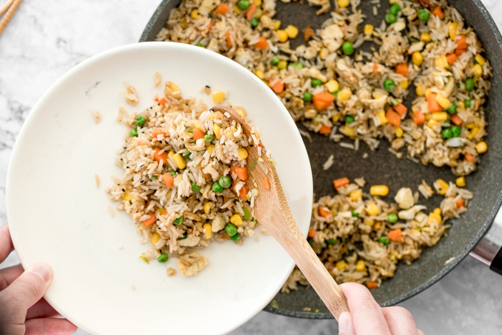 在家10分钟就能做出美味的中餐厅式素食炒饭，食材完全可定制，告别外卖!| aheadofthyme.com