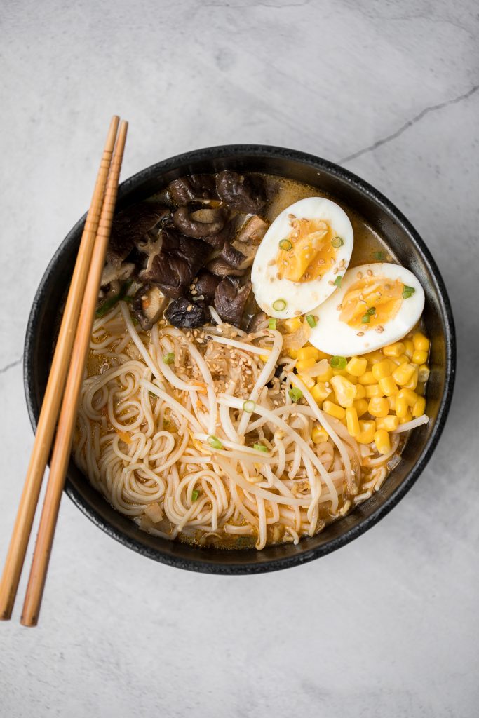 素食花生味噌拉面，以奶油素食汤为底，上面有面条，蔬菜和一个完美的半熟鸡蛋。只需20分钟。| aheadofthyme.com