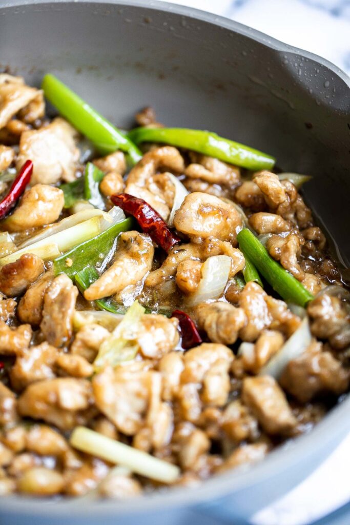 蒙古鸡是一道快速简单的鸡肉炒菜，你可以在家里只用30分钟就能做出来。比外卖更健康、更快、更好。| aheadofthyme.com