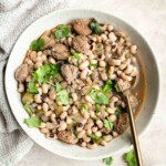 南方黑眼豆豆(Hoppin' John)是经典的安慰食物，是丰盛的，美味的，美味的，安慰的。在新年的时候吃它会带来好运。| aheadofthyme.com