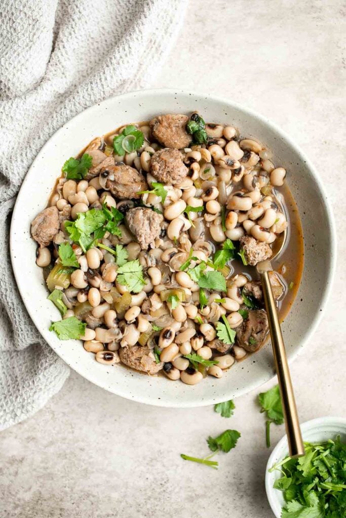 南方黑眼豆豆(Hoppin' John)是经典的安慰食物，是丰盛的，美味的，美味的，安慰的。在新年的时候吃它会带来好运。| aheadofthyme.com