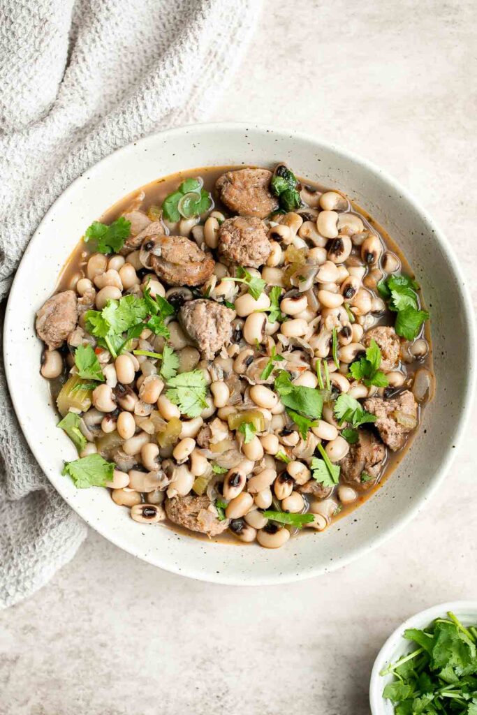 南方黑眼豆豆(Hoppin' John)是经典的安慰食物，是丰盛的，美味的，美味的，安慰的。在新年的时候吃它会带来好运。| aheadofthyme.com