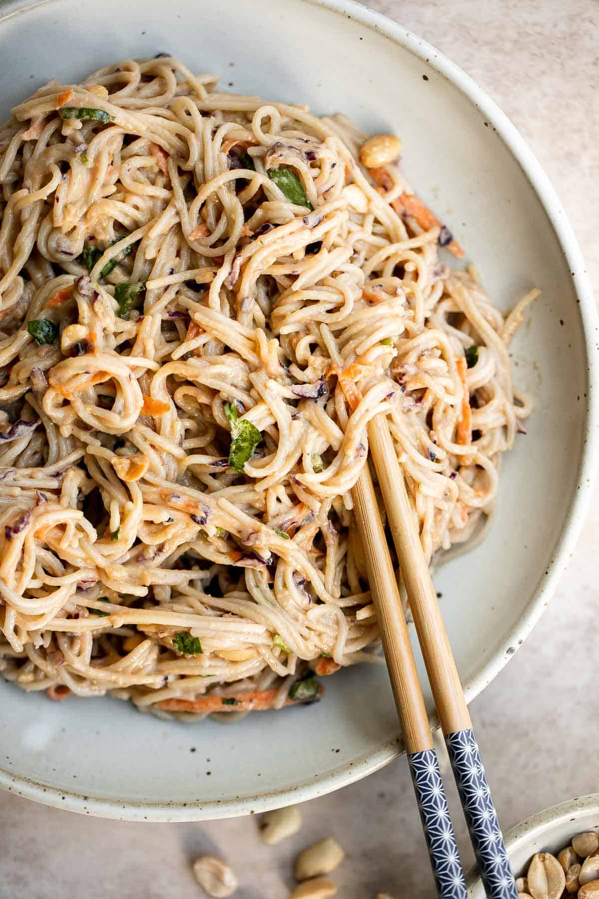 花生面有奶油味，坚果味，很好吃。这个简单快捷的素食自制外卖食谱味道丰富，15分钟就能做好。| aheadofthyme.com