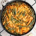 正宗的鸡肉海鲜饭(Paella Valenciana)美味可口。它富含蛋白质、蔬菜和大米，用美味的藏红花肉汤煮熟。| aheadofthyme.com