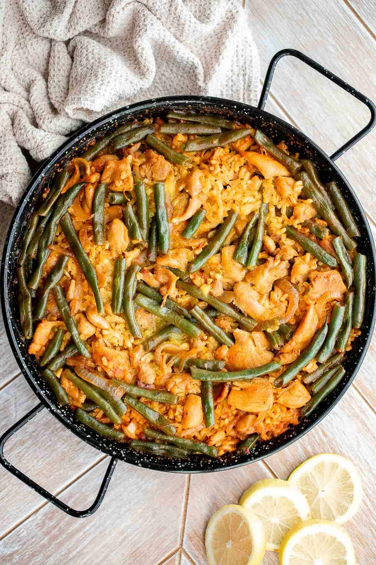 正宗的鸡肉海鲜饭(Paella Valenciana)美味可口。它富含蛋白质、蔬菜和大米，用美味的藏红花肉汤煮熟。| aheadofthyme.com