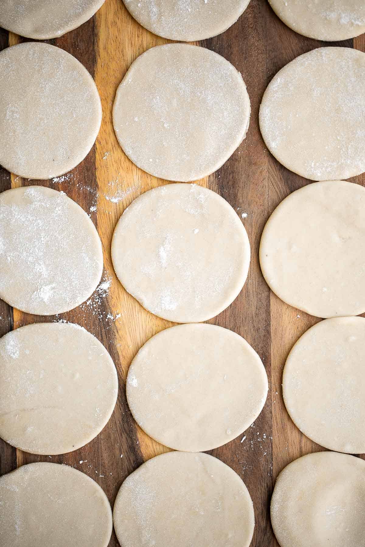 从零开始做饺子皮从来没有这么简单过。这个食谱可以制作高质量的自制饺子皮，适用于任何馅料或折叠技术。| aheadofthyme.com