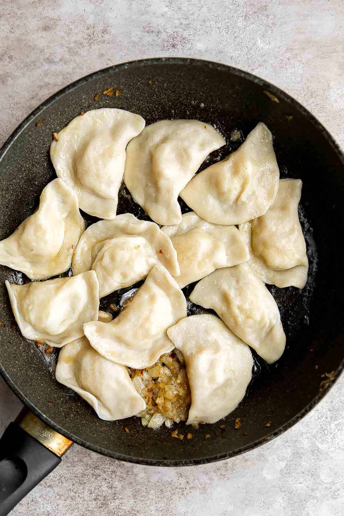 土豆洋葱饺子是一种美味可口的饺子，由简单的食材制成，馅料是土豆，焦糖洋葱和奶酪。| aheadofthyme.com