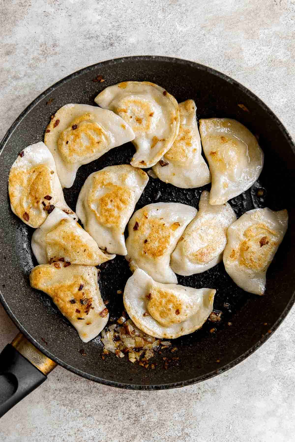 土豆洋葱饺子是一种美味可口的饺子，由简单的食材制成，馅料是土豆，焦糖洋葱和奶酪。| aheadofthyme.com